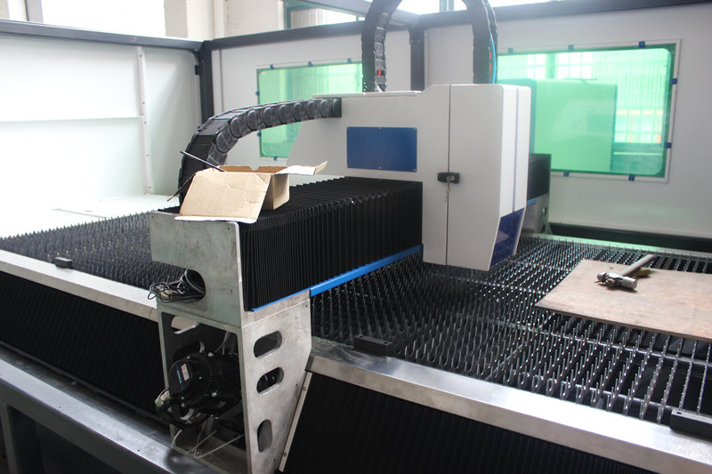 IPG 700w Mesin Pemotong Laser Lembaran Logam Cina Produsen